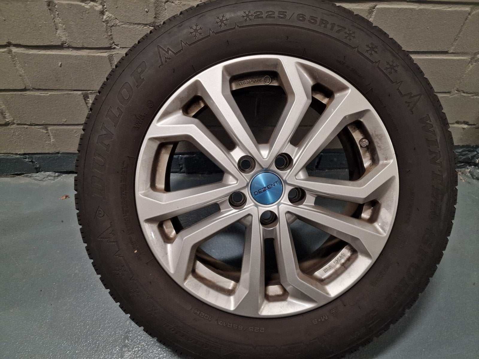 Ensemble d'hiver Toyota RAV4 Dezent avec pneus Dunlop, Autos : Pièces & Accessoires, Pneus et Jantes, Pneus hiver, 17 pouces, Enlèvement