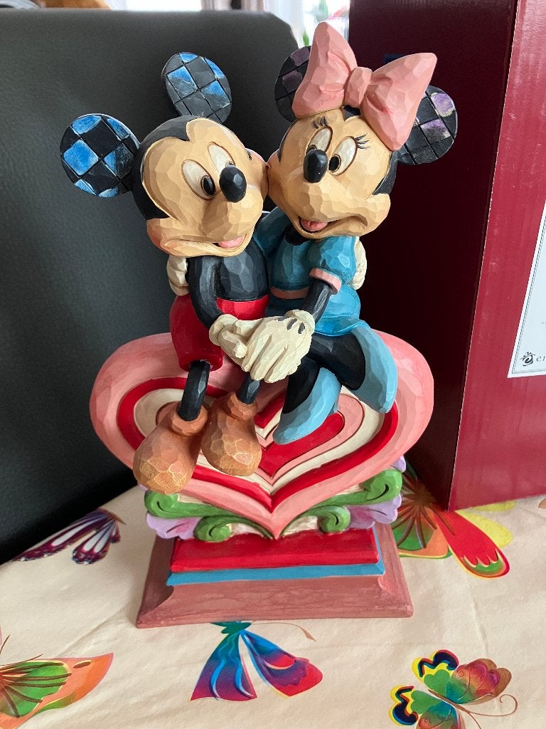 Disney traditions Mickey & Minnie Mouse ' Heart to heart ', Ophalen of Verzenden, Mickey Mouse, Nieuw, Beeldje of Figuurtje