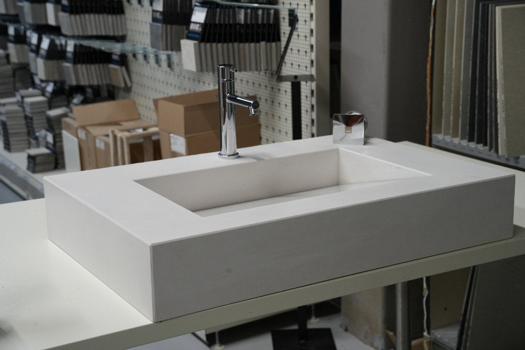 Witte keramische lavabo met chromen kraan, Huis en Inrichting, Woonaccessoires | Overige, Ophalen, Zo goed als nieuw, Modern, Wit