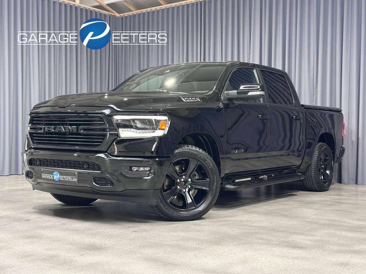 Dodge RAM 1500 SPORT CREW CAB 4X4 *LPG*LEDER*NAVI*APPLE CAR, Auto's, 5654 cc, 0 kg, Zwart, Sportstoelen