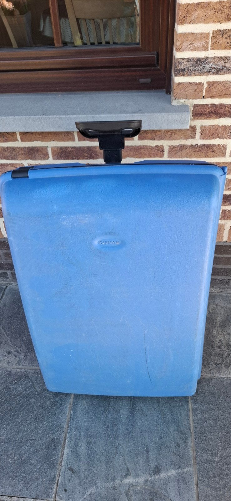 Grote sterke koffer in zeer goede staat, met 2 wielen ,30 €, Ophalen