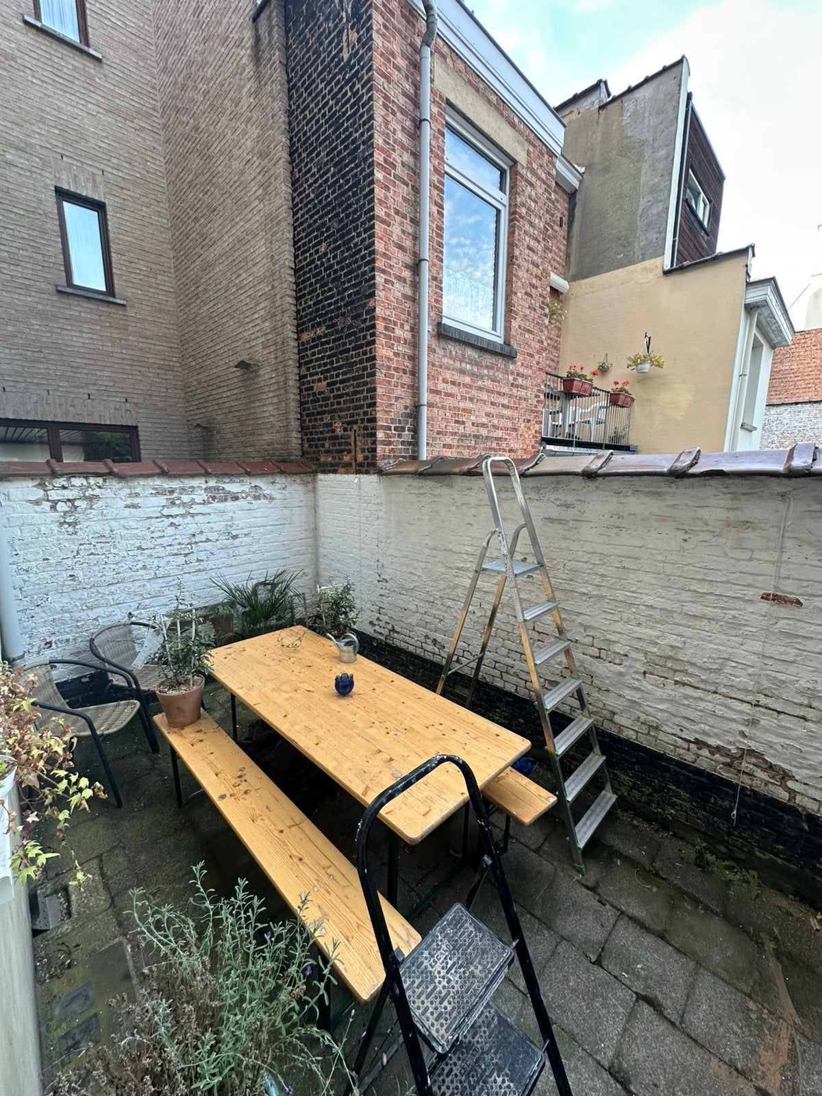 Table extérieure avec deux bancs, Enlèvement