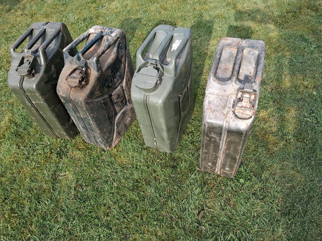 4 jerrycans, Enlèvement ou Envoi