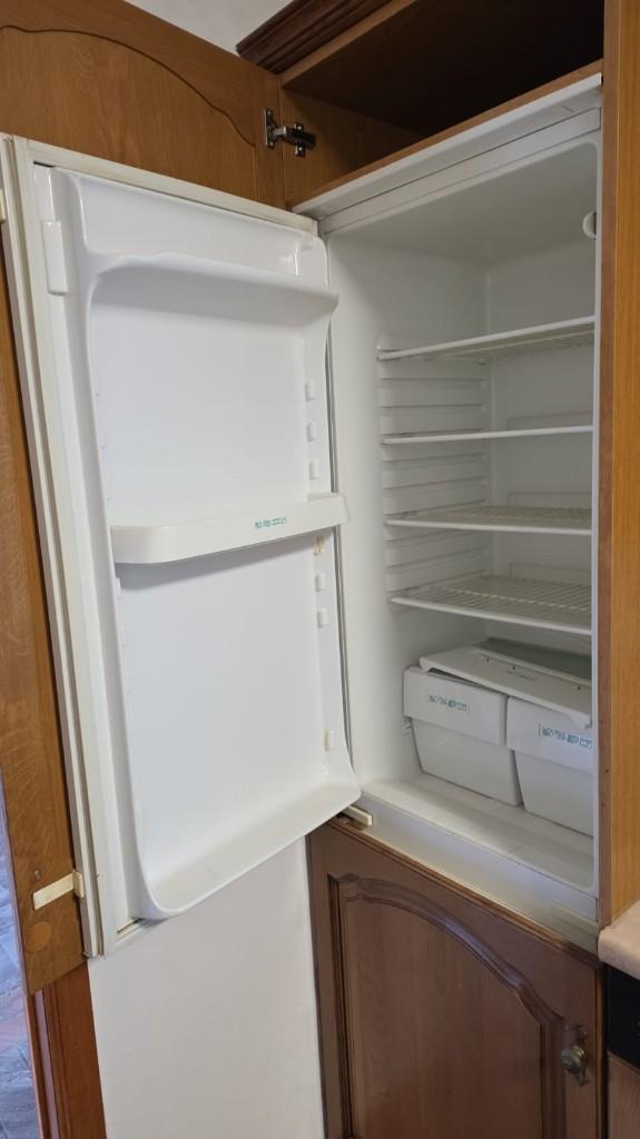 Gratis - Inbouw ijskast met vriezer, Elektronische apparatuur, Koelkasten en IJskasten, 100 tot 150 liter, Ophalen, Gebruikt, Met vriesvak