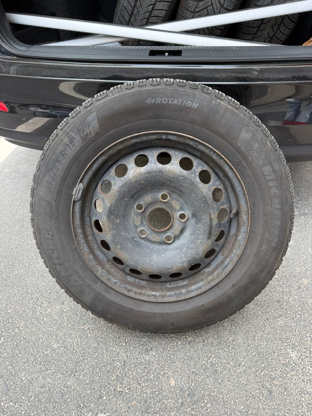 4 pneus hiver et 2 paire de barre de toit a vendre, Auto-onderdelen, Banden en Velgen, 15 inch, Banden en Velgen, Winterbanden