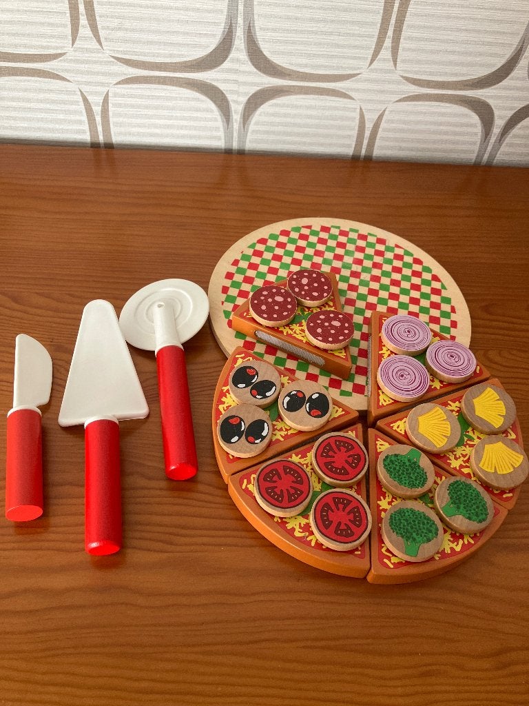Houten set pizza, Ophalen