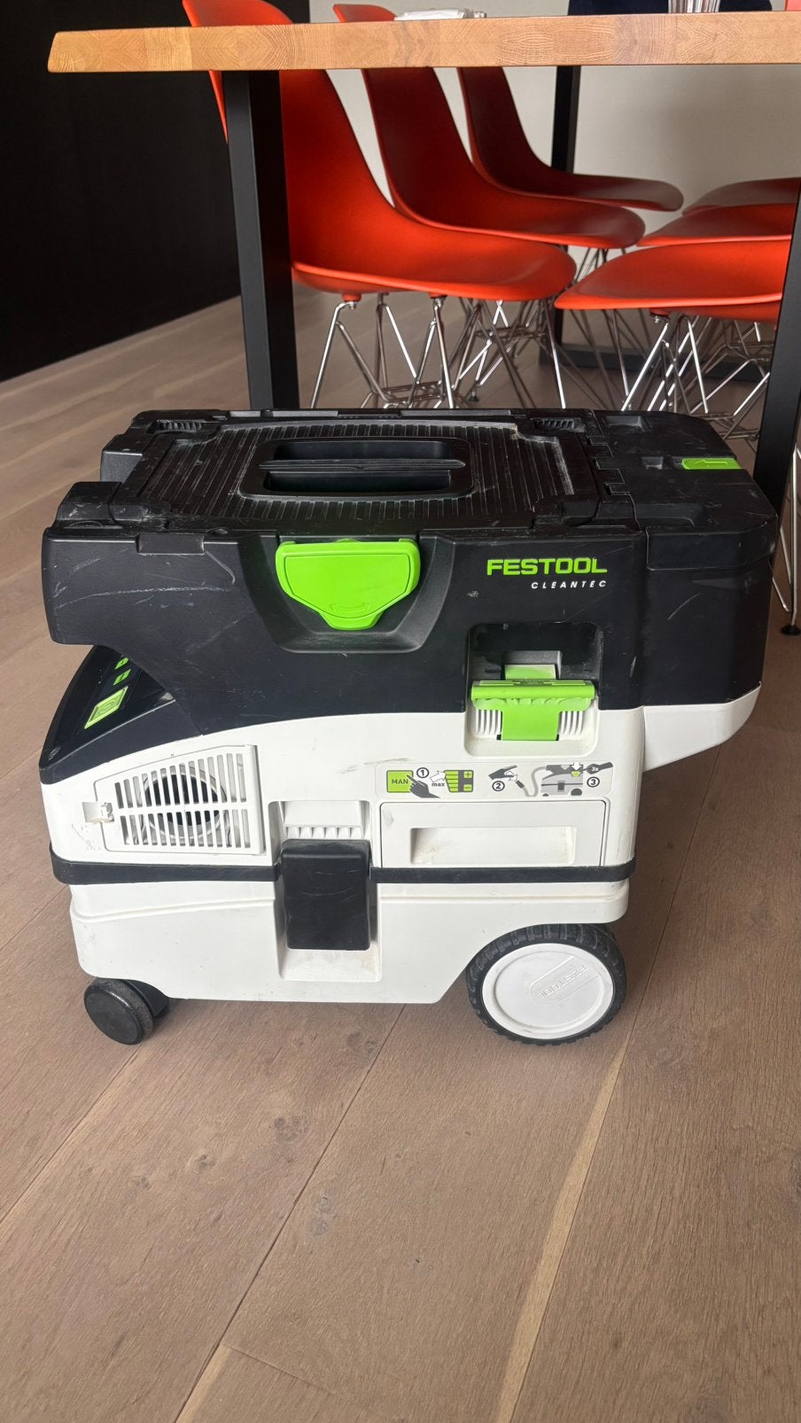 Feestool Stofzuiger op batterij, Ophalen, Gebruikt