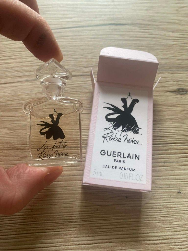 Miniature de parfum " La petite robe noire " de Guerlain, Collections, Enlèvement ou Envoi, Neuf, Miniature, Plein