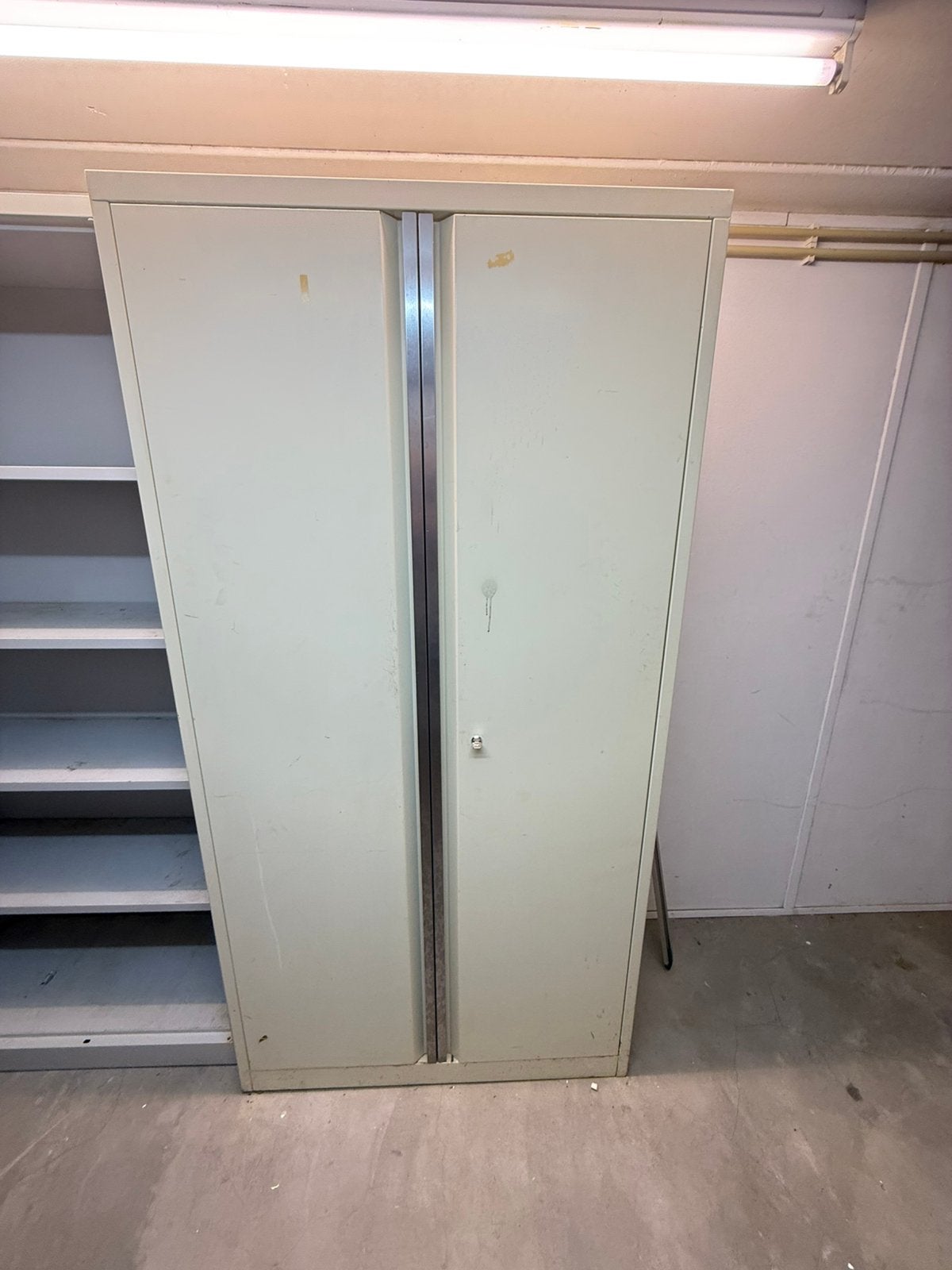 Stalenkast met legplanken en stalen deuren met slot, Ophalen, Zo goed als nieuw, Met slot