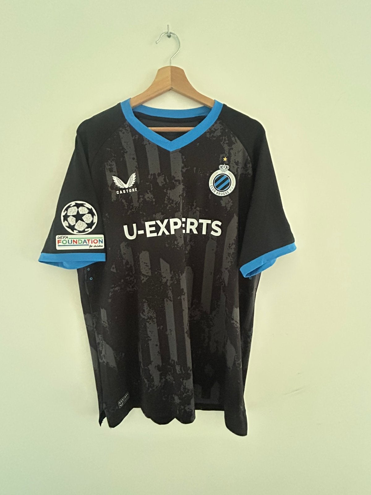 Matchworn Raphaël Onyedika - Club Bruges, Sports & Fitness, Enlèvement, Comme neuf, Maillot
