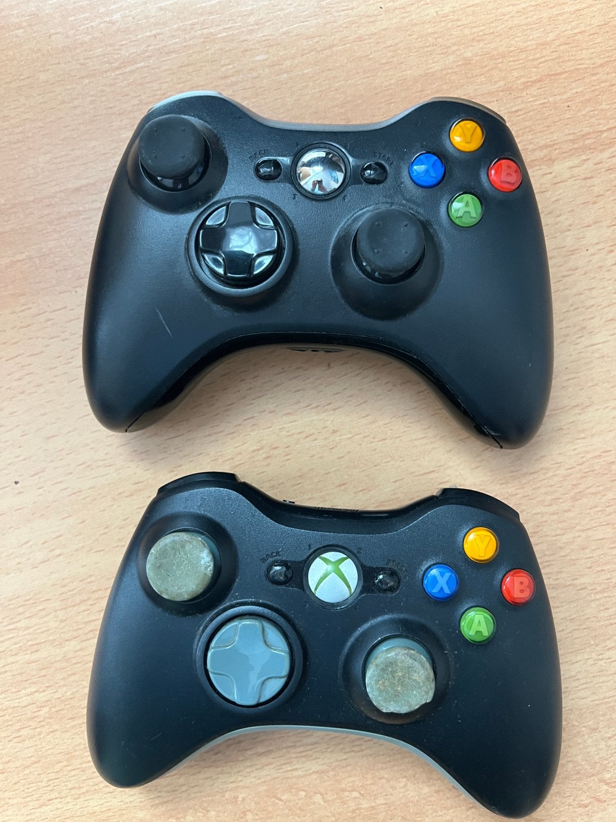 Lot 2 manettes Xbox 360 sans fil (1 Officielle +1Compatible), Consoles de jeu & Jeux vidéo, Enlèvement ou Envoi, Comme neuf, Xbox 360
