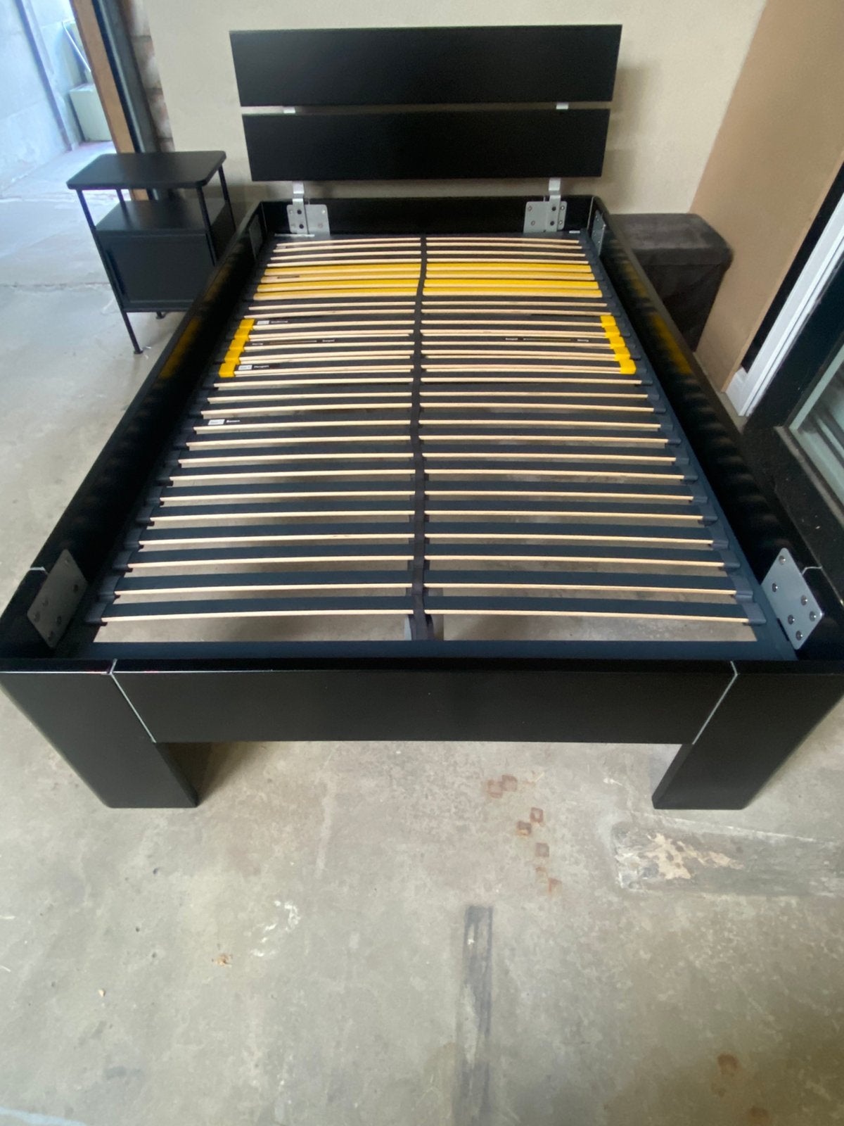 Bed met lattenbodem 1m20 op 2m en nachtkastje, Ophalen, Zwart, Zo goed als nieuw, Twijfelaar