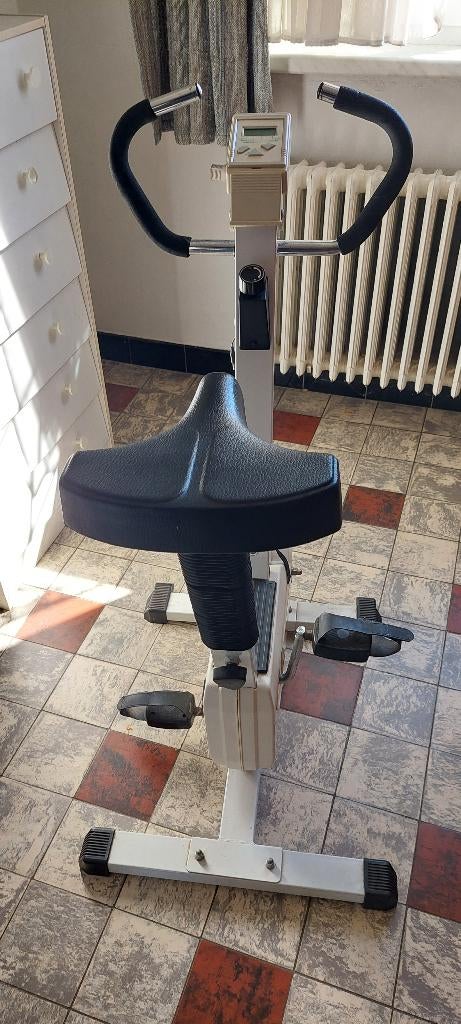 Degelijke hometrainer met display, Ophalen, Gebruikt, Benen, Hometrainer