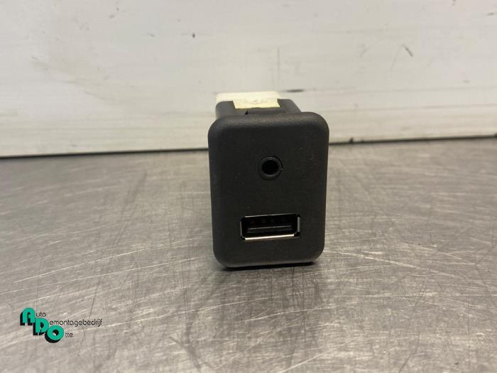 AUX/USB aansluiting van een Chevrolet Aveo (Aveo 11-), Auto-onderdelen, Gebruikt, -, Ophalen of Verzenden, -
