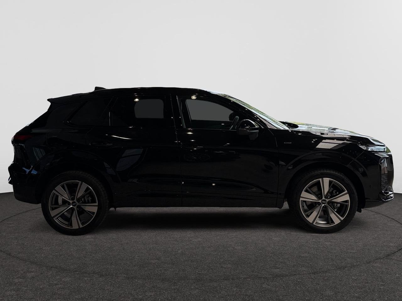 Audi Q3 SUV e-hybrid (PHEV) Q3 SUV e-hybrid 1.5 TFSI Corpora, Auto's, Automaat, Zwart, Hybride Elektrisch/Benzine, SUV of Terreinwagen