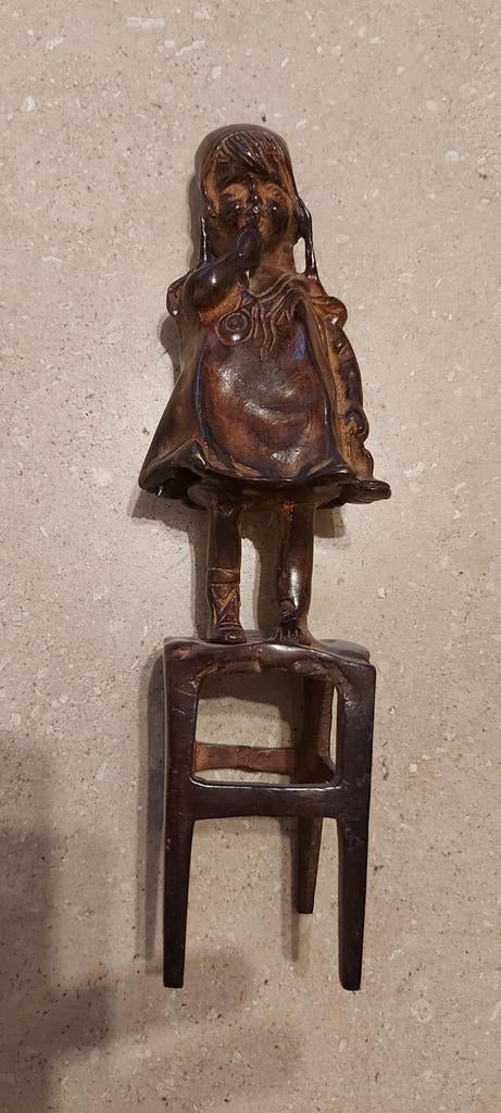 Bronzen beeld  "meisje op stoel", Antiek en Kunst, Ophalen