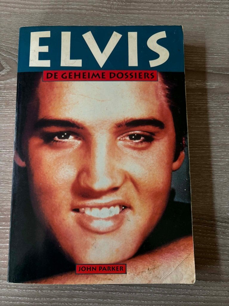 Elvis boek, de geheime dossiers van John Parker. 5 euro., Livres, Musique, Enlèvement ou Envoi, Comme neuf, Artiste