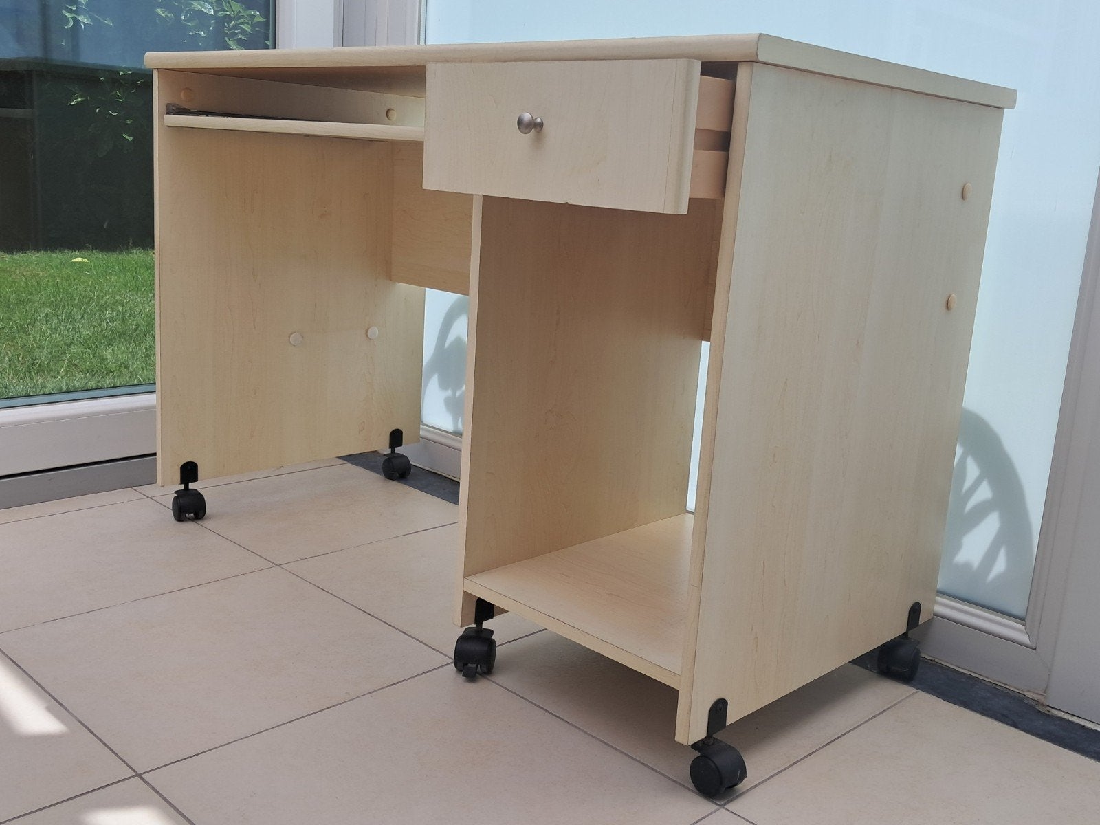 Bureau op wieltjes, Huis en Inrichting, Bureaus, Ophalen, 108 cm, Gebruikt, Spaanplaat of MDF