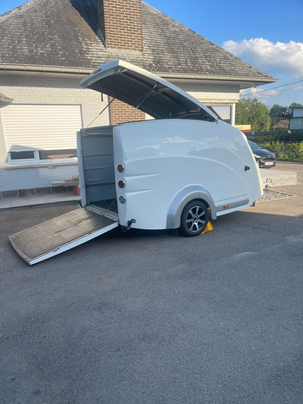 Gesloten motoraanhanger te huur, Ophalen, Zo goed als nieuw, Transportkar