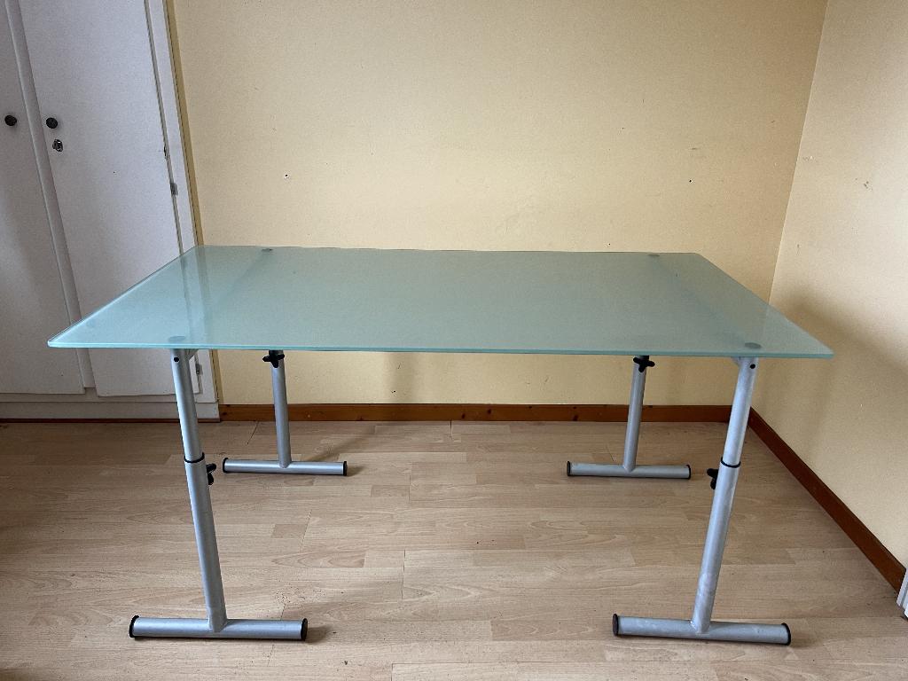 Table de bureau en verre mat sur tréteaux métalliques, Enlèvement, Réglable en hauteur, Utilisé