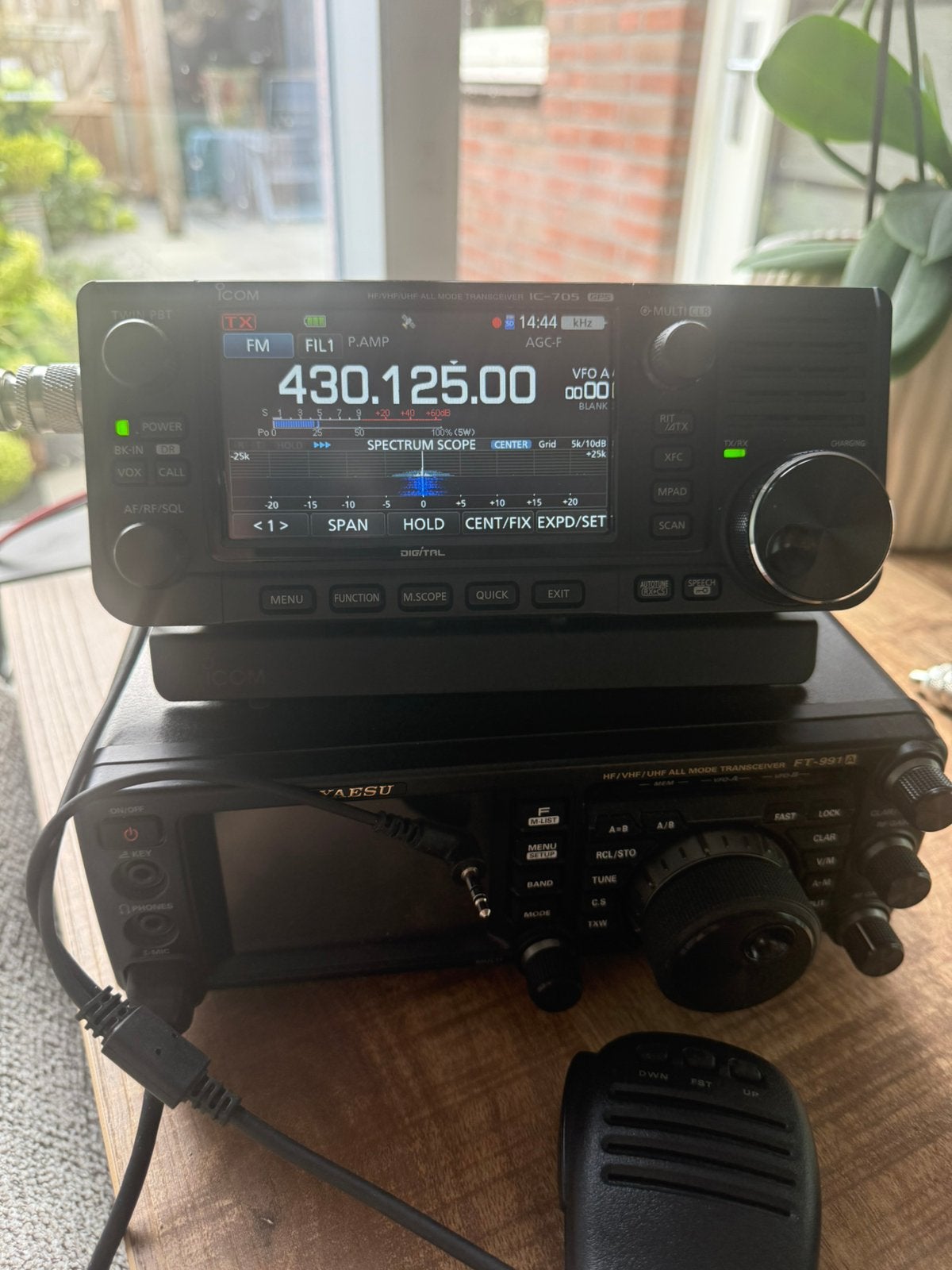 Icom 705 compleet in doos met desktop erbij, Enlèvement, Comme neuf, Émetteur et Récepteur