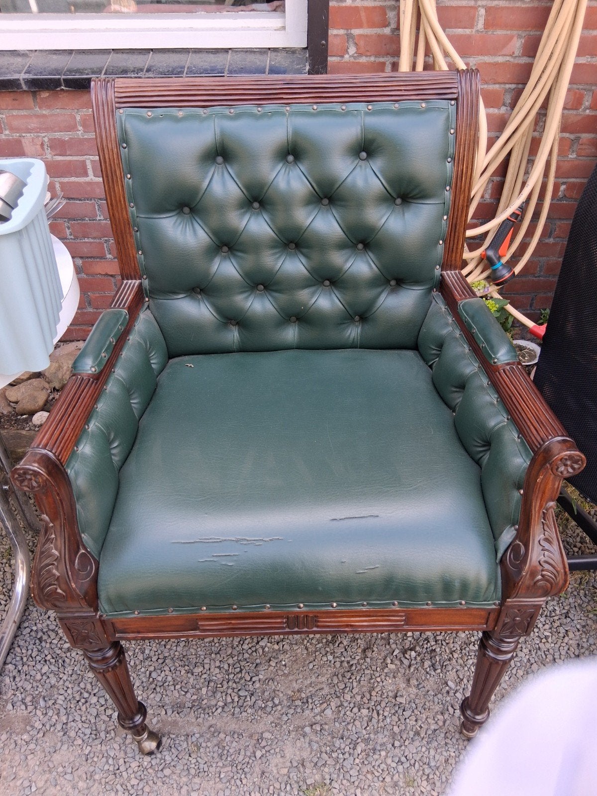 Chesterfield fauteuil met groen leren bekleding en houtsnijw, Ophalen