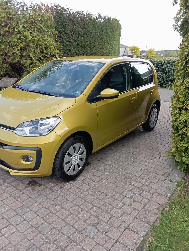 VW up Slechts 6800 km ! ! !, Auto's, Voorwielaandrijving, Stof, Geel, Particulier