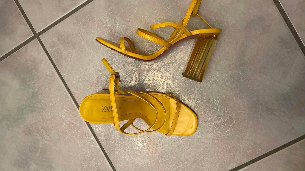 GELE SANDALEN MET HAK 38, Geel, Zo goed als nieuw, Sandalen of Muiltjes, Ophalen of Verzenden