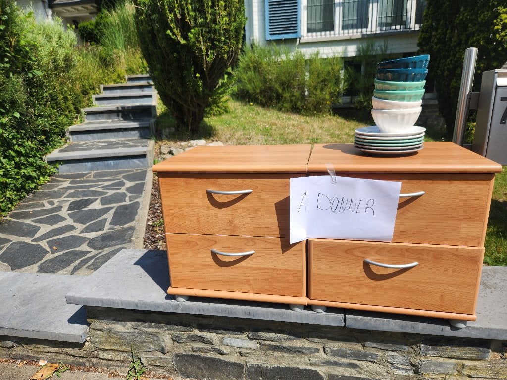 2 tables de nuit à donner, Maison & Meubles, 45 à 65 cm, Enlèvement, Utilisé, 55 à 70 cm