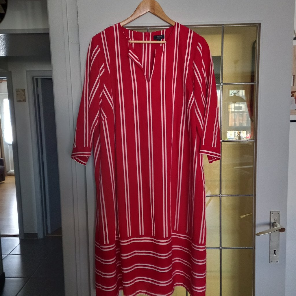 Robe rouge avec lignes blanches T 48, Kleding | Dames, Jurken, Maat 46/48 (XL) of groter, Yesta, Ophalen of Verzenden, Zo goed als nieuw