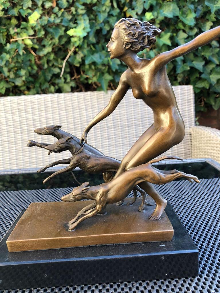 brons beeld vrouw met 3 windhond whippet honden, Antiek en Kunst, Ophalen of Verzenden, Brons, Zwart, Beeld
