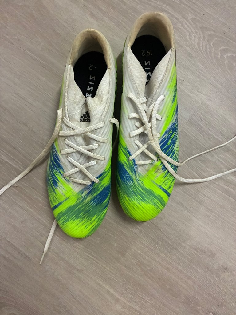 Chaussures de football Adidas, Sports & Fitness, Enlèvement ou Envoi, Comme neuf, Chaussures