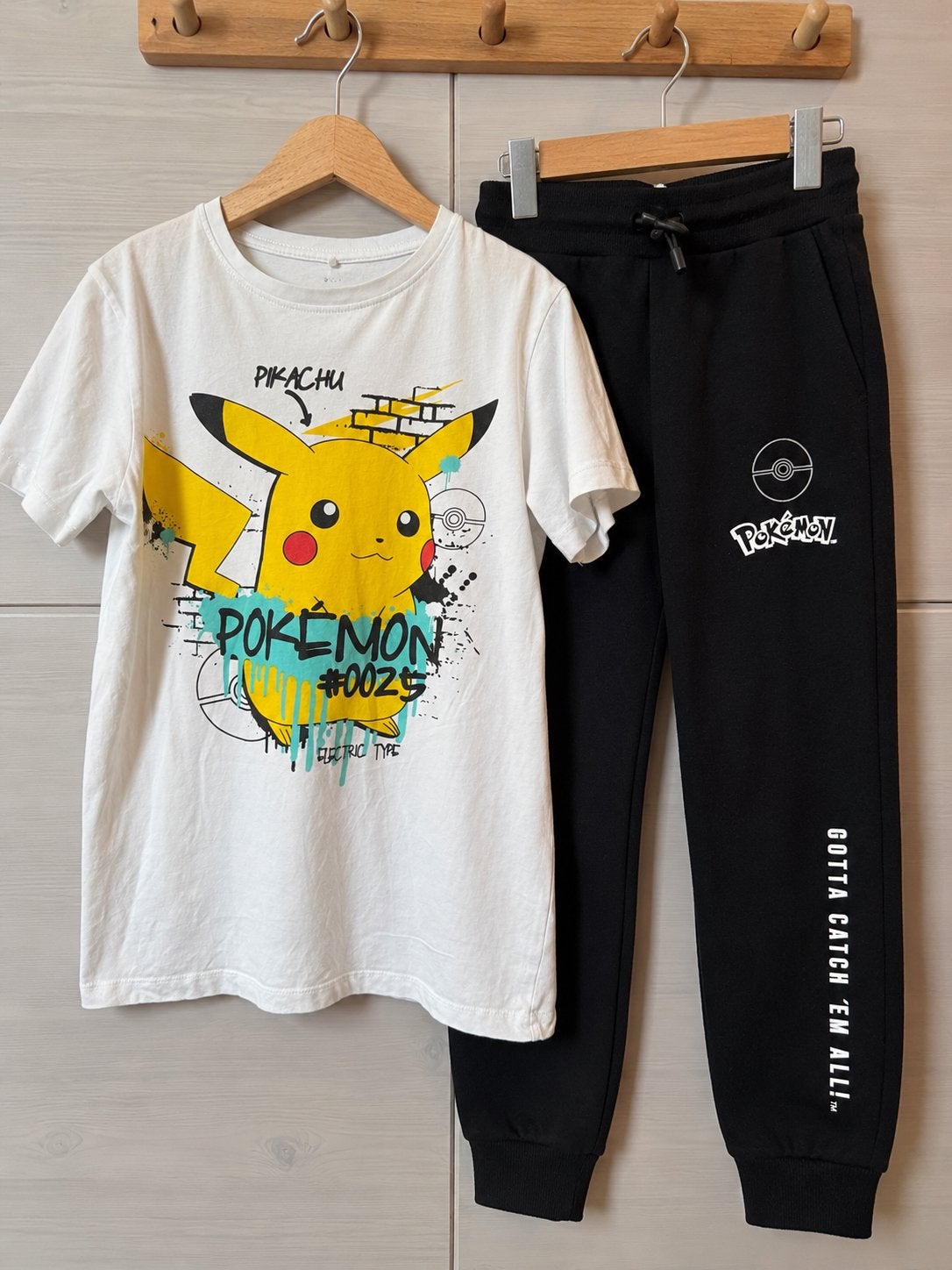 Pokemon pikatchu en broek maat 140-146, Ophalen of Verzenden, Zo goed als nieuw, Wit