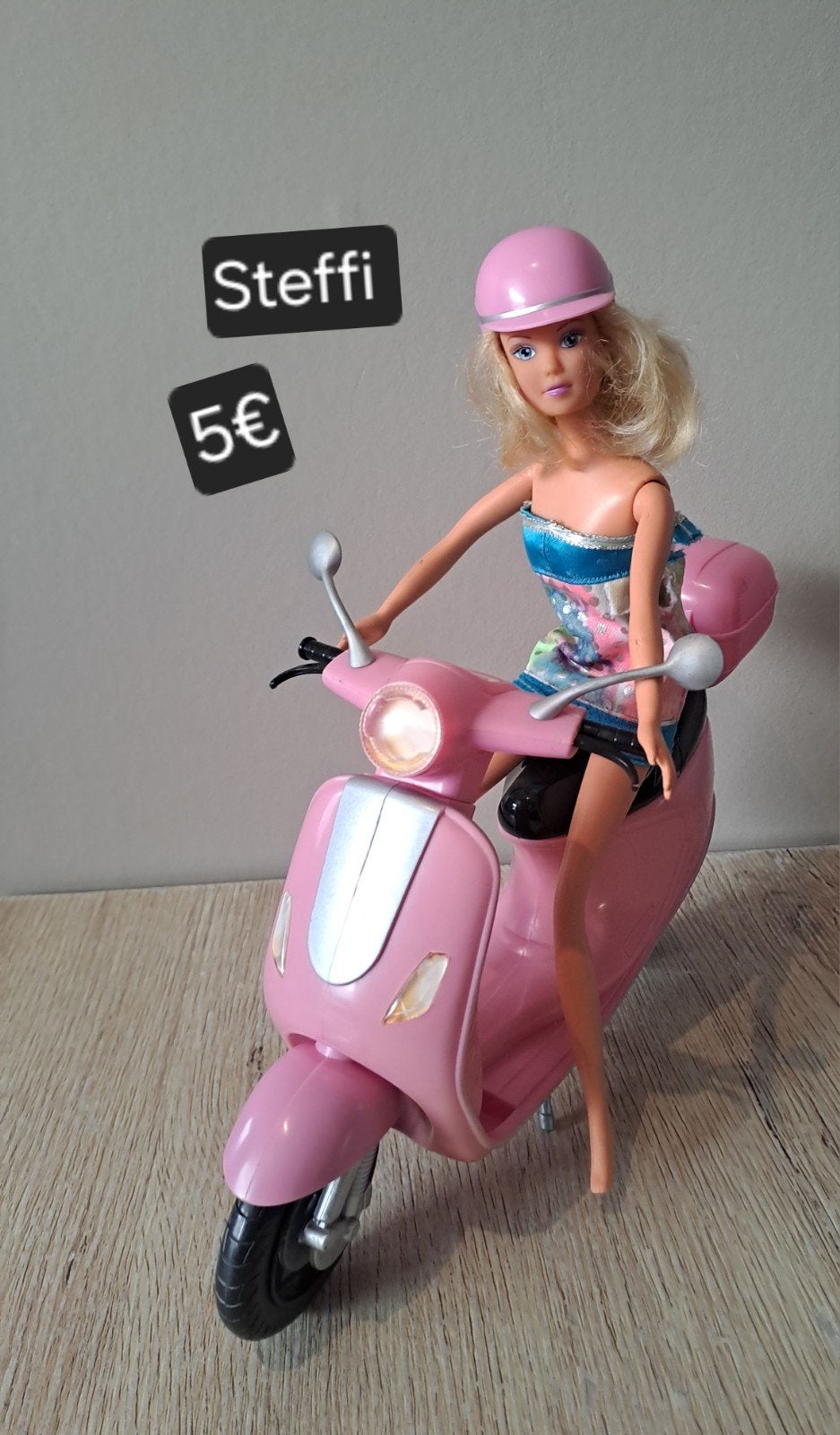 Steffi met brommer, Ophalen