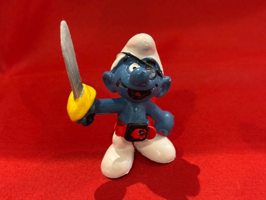 Zeerover smurf met riem zwaard. 6 cm. Schleich Peyo Germany, Collections, Schtroumpfs, Enlèvement ou Envoi, Comme neuf, Autres Schtroumpfs