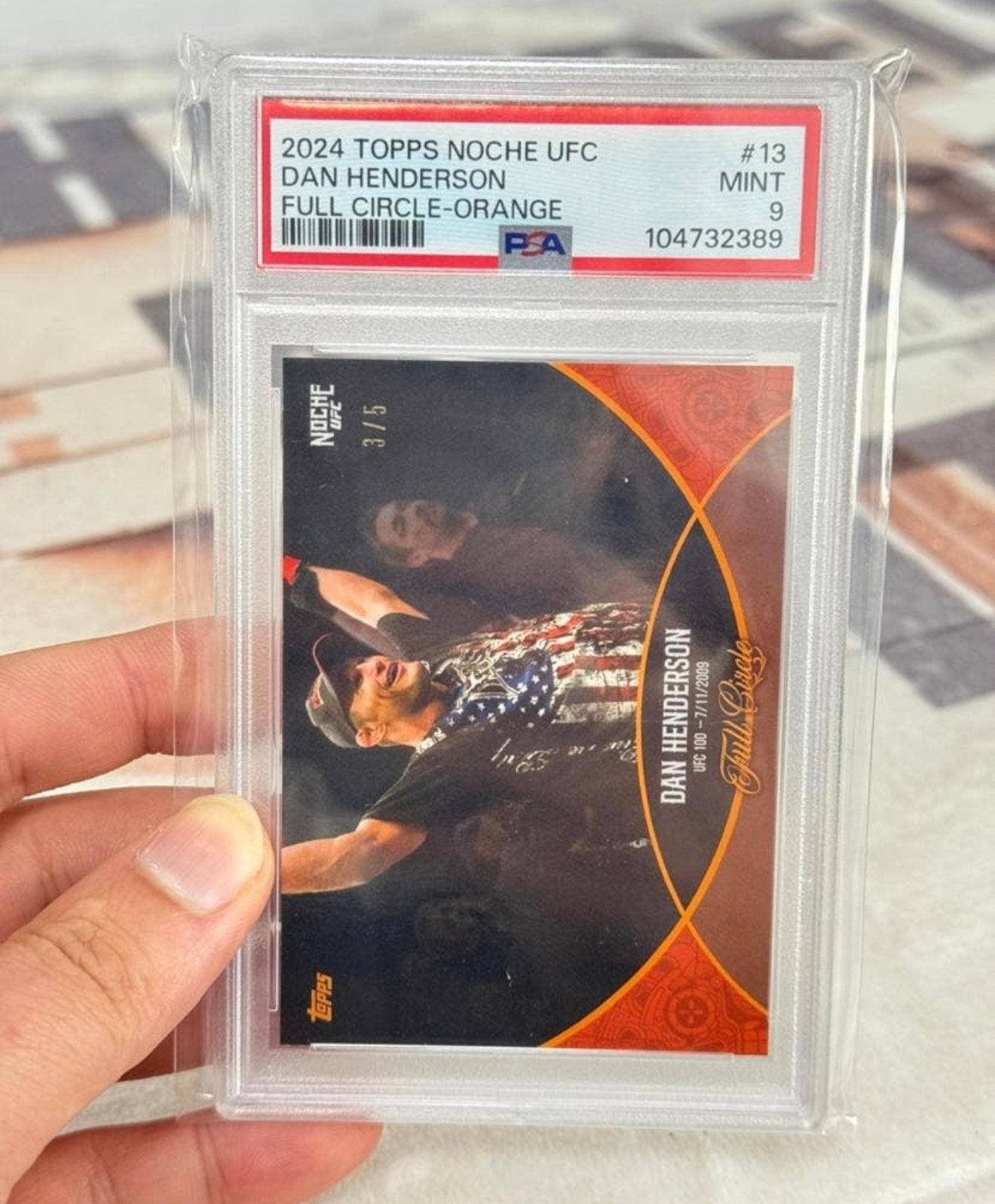 2024 TOPPS NOCHE UFC DAN HENDERSON FULL CIRCLE-ORANGE psa-9, Ophalen of Verzenden, Zo goed als nieuw, Spelerskaart