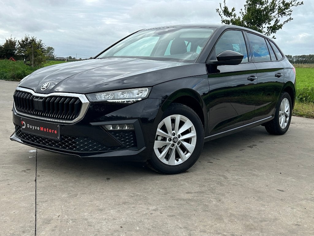 Skoda Scala 1.0TSI Automaat 2025 met fabrieksgarantie, Auto's, Dealer onderhouden, Zwart, Bedrijf, 5 deurs