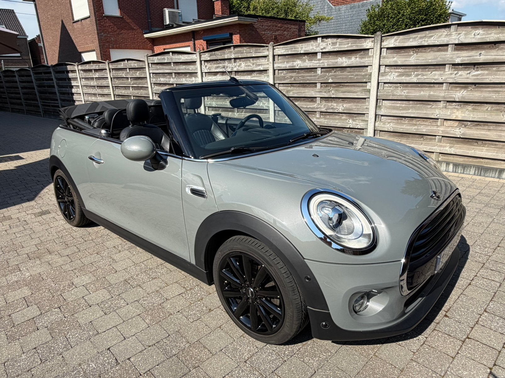 Prachtige mini cooper cabrio 1.5 benzine (136pk) automaat, Auto's, 4 zetels, 1300 kg, Cabriolet, Zwart