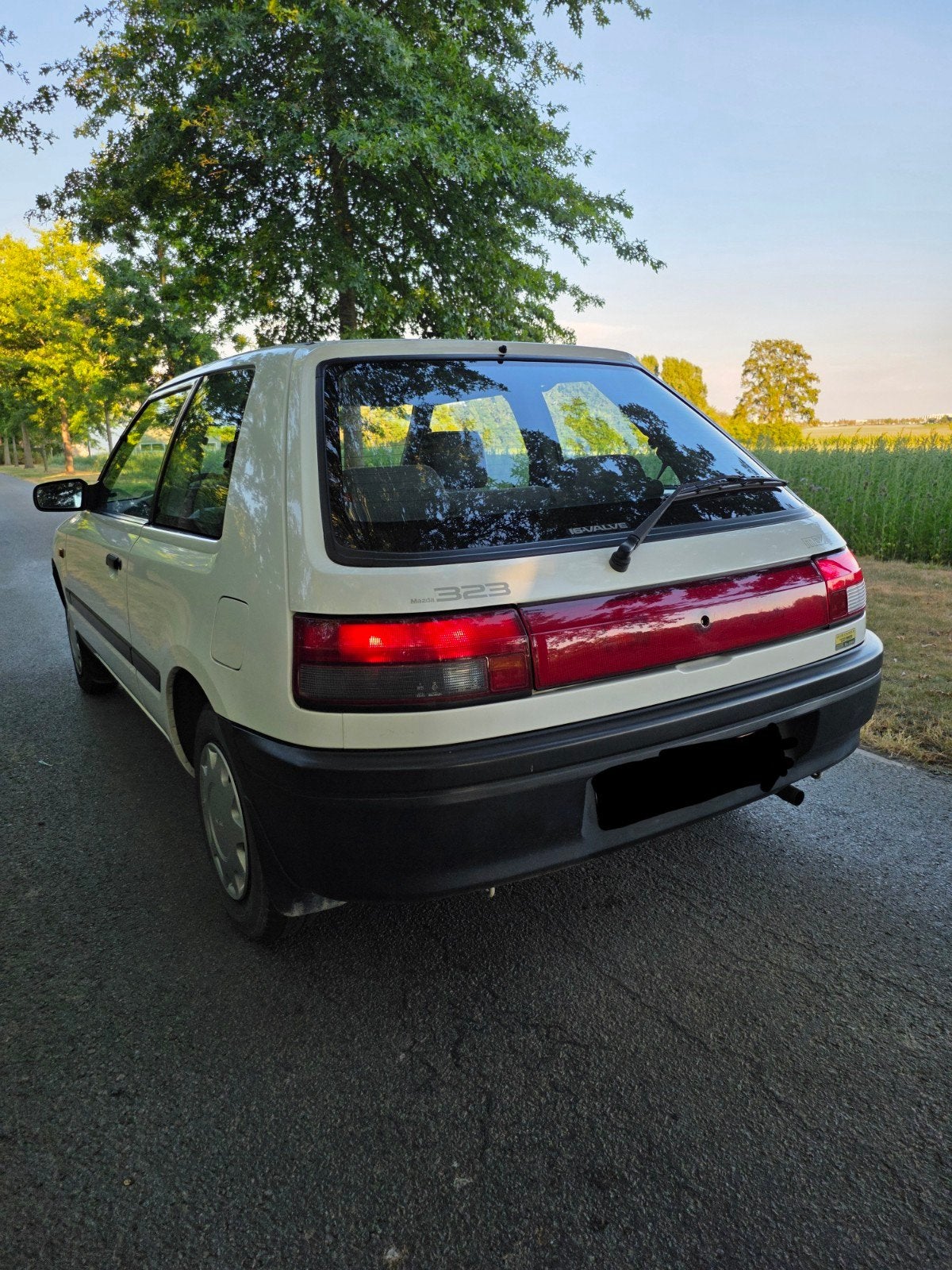 mazda 323 BG in nieuwstaat, weinig km's met oldtimer keuring, Autos, Achat, Essence, Particulier, Radio