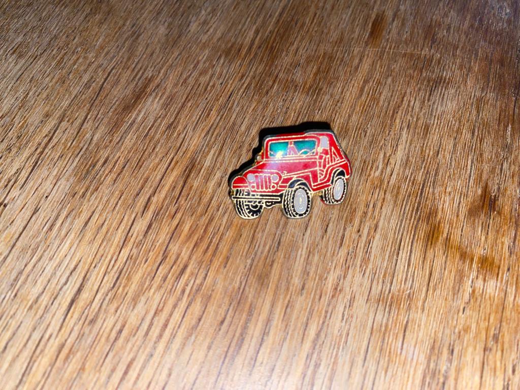 Pin’s Jeep (Wrangler) silhouette rouge vert ‘90s TB état, Envoi, Utilisé, Marque, Insigne ou Pin's