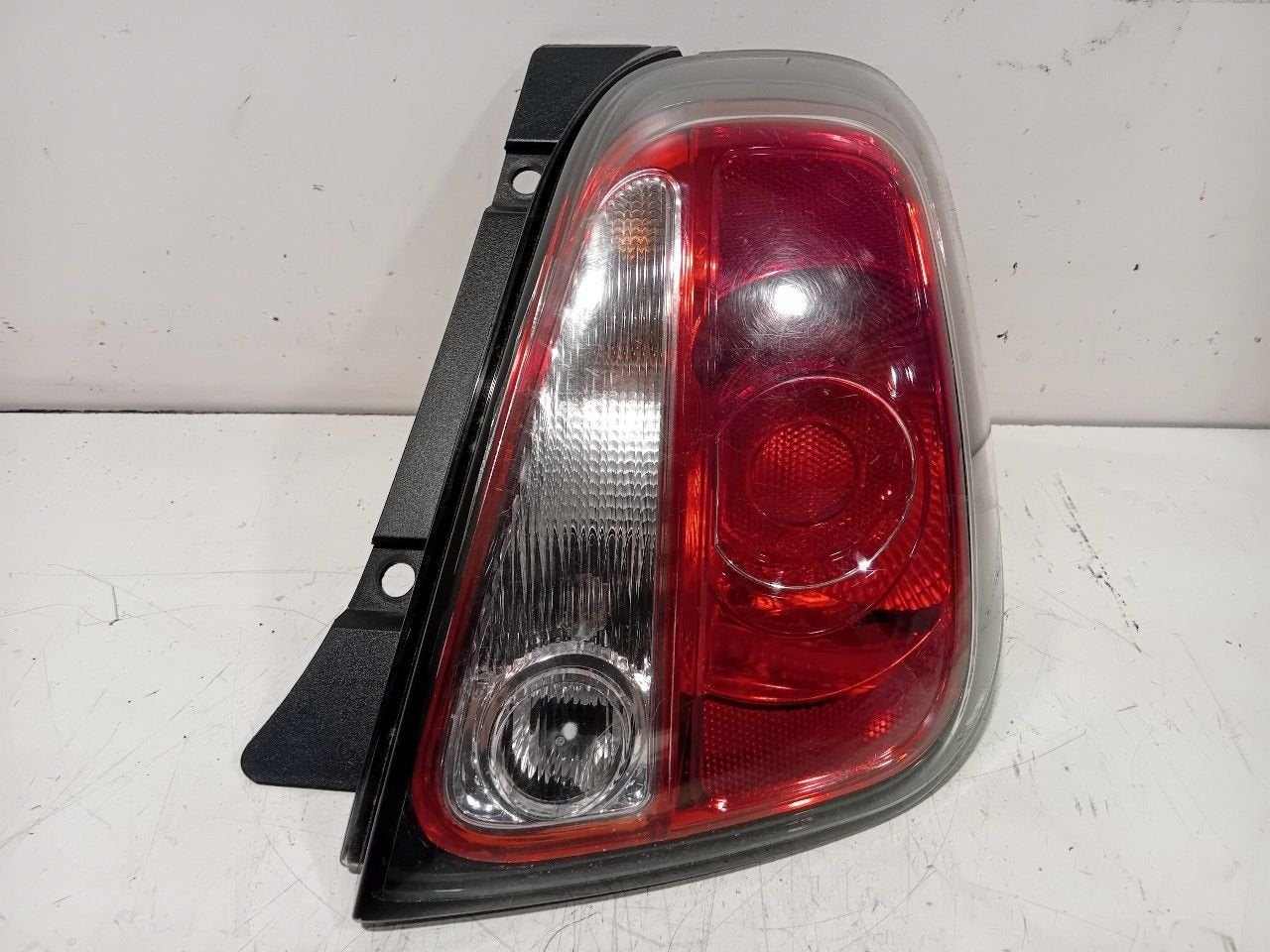Achterlicht carrosserie rechts Fiat 500, Onderdelen@venauto.nl, Van der Ven Autorecycling B.V., Gebruikt, Ettenseweg 76, 4706 PB Roosendaal, The Netherlands