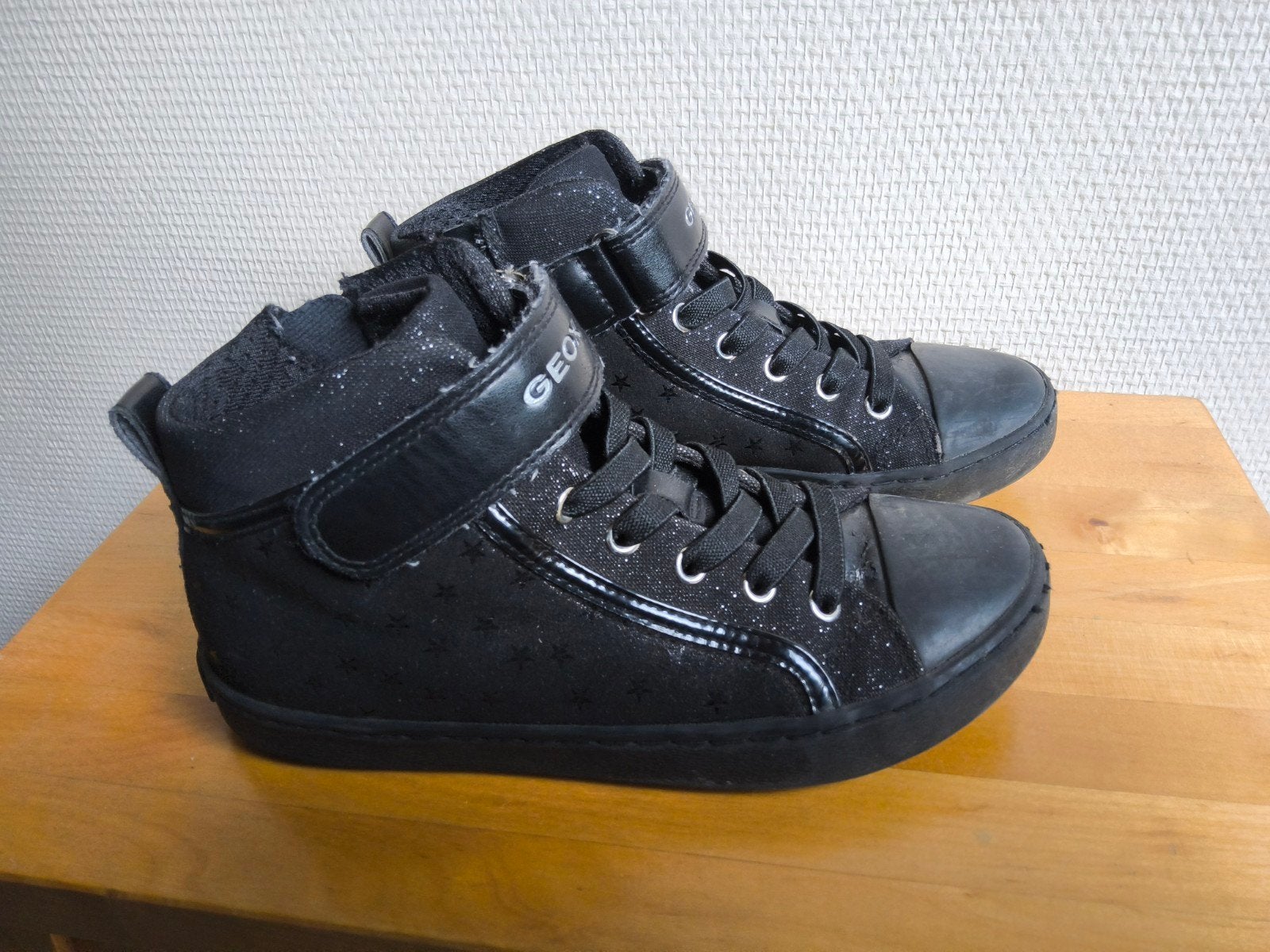 Geox zwart sterretjes meisje maat 32 spelen, kampje? €5, Ophalen, Gebruikt, Meisje, Schoenen