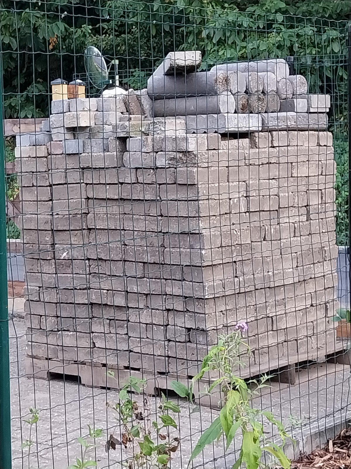 Betonklinkers en enkele boordstenen., Ophalen