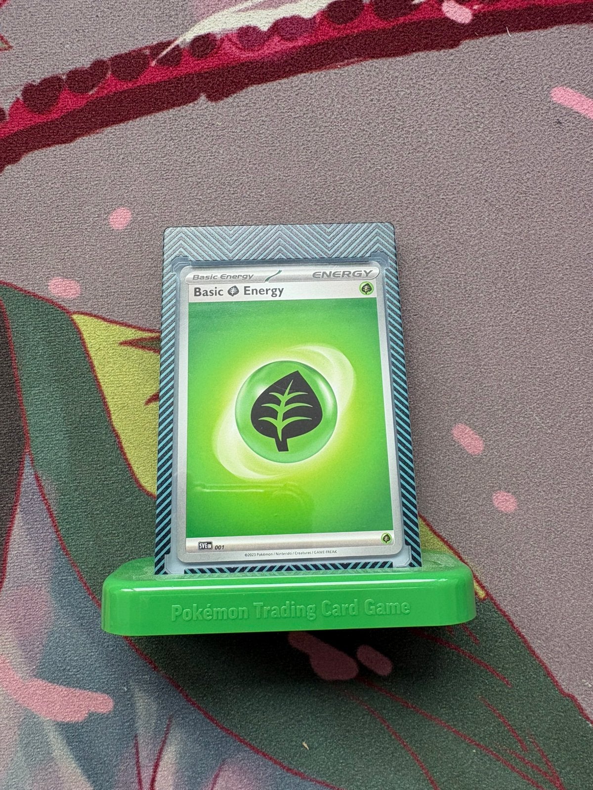 Display Case & Stand Pokémon TCG Grass Energy 001  Ultra PRO, Enlèvement ou Envoi, Comme neuf
