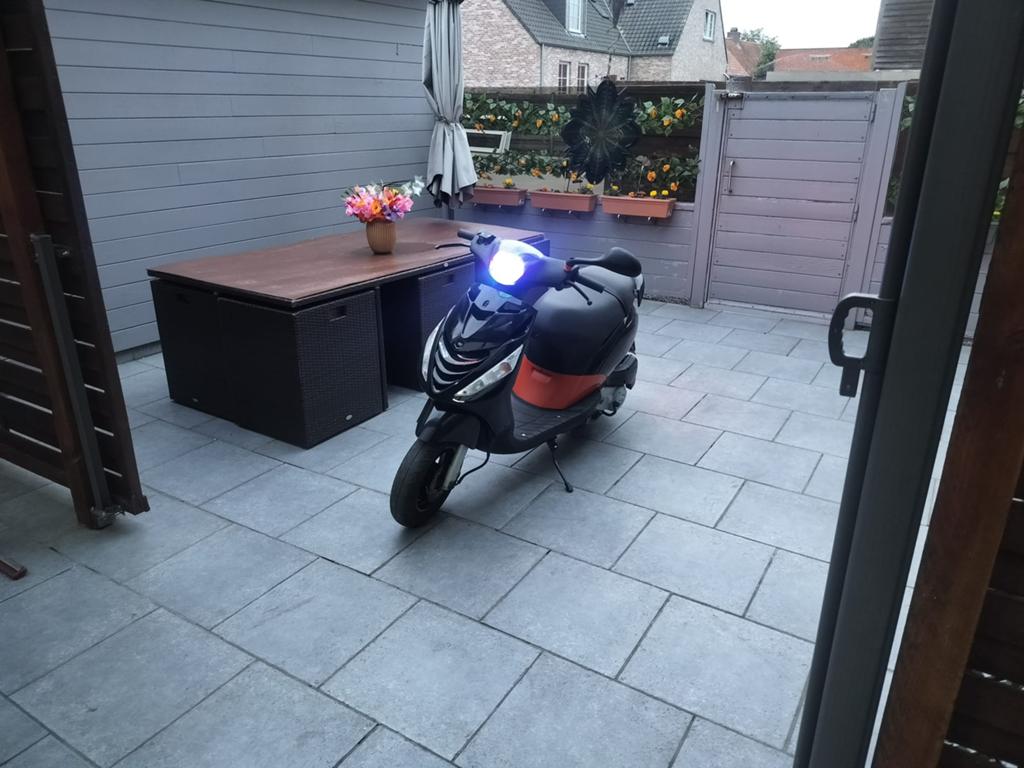 Piaggio Zip, Fietsen en Brommers, Scooters | Piaggio, Ophalen, Zo goed als nieuw, Zip