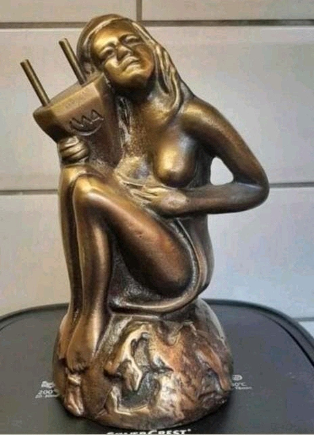 Belle statue en bronze d'une femme assise tenant un livre, Enlèvement ou Envoi, Signé