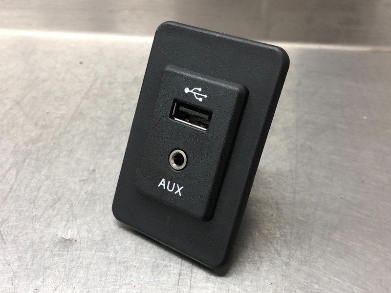 AUX/USB POORT Nissan Note (E12) (|684403VU0A|), Gebruikt, Germany@nissan-services.eu, Kronenweg 38
50389  Wesseling, DE, Nissan