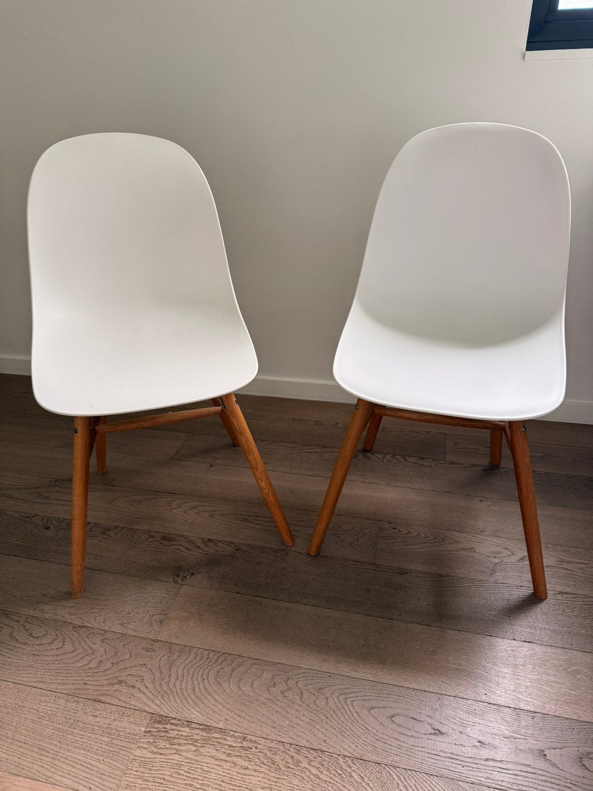 2 witte stoelen, Ophalen, Zo goed als nieuw