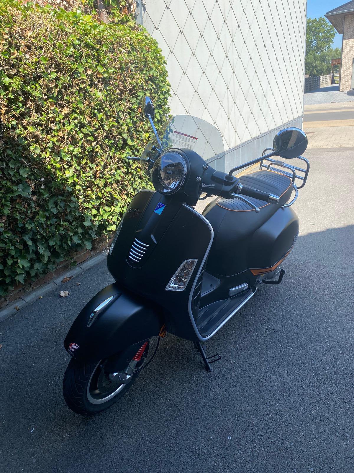 Te koop vespa 300 super sport, Fietsen en Brommers, Ophalen, Zo goed als nieuw