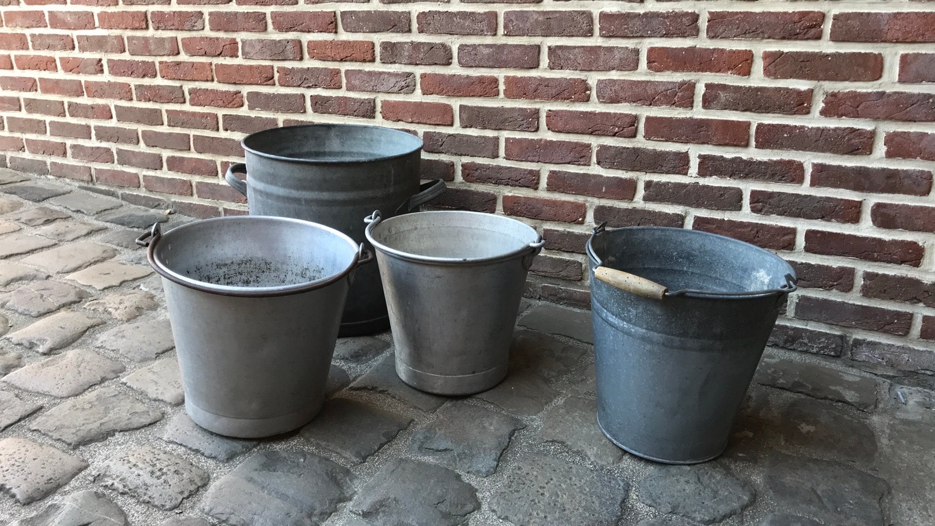 Oude zinken emmers, Ophalen